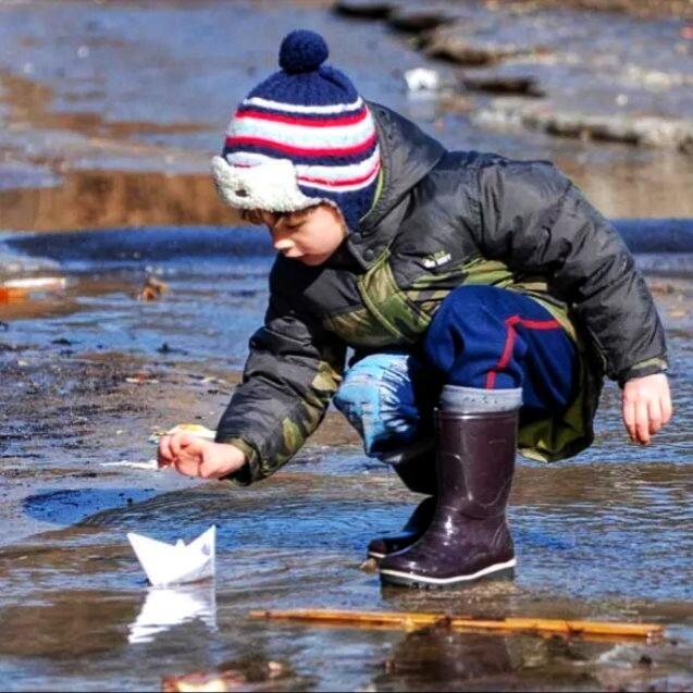 За корабликом