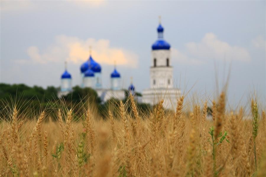 Плачет небушко на нивы...