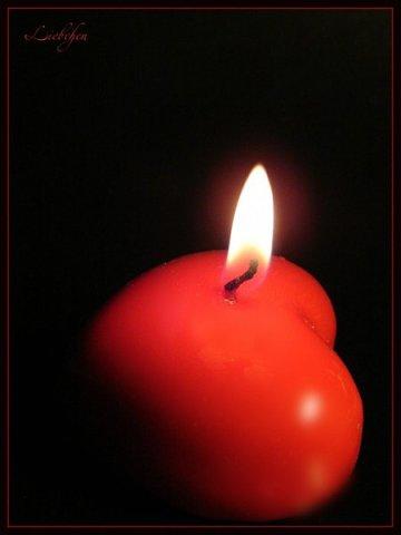 ГОРИТ, БУДТО СЕРДЦЕ, СВЕЧА