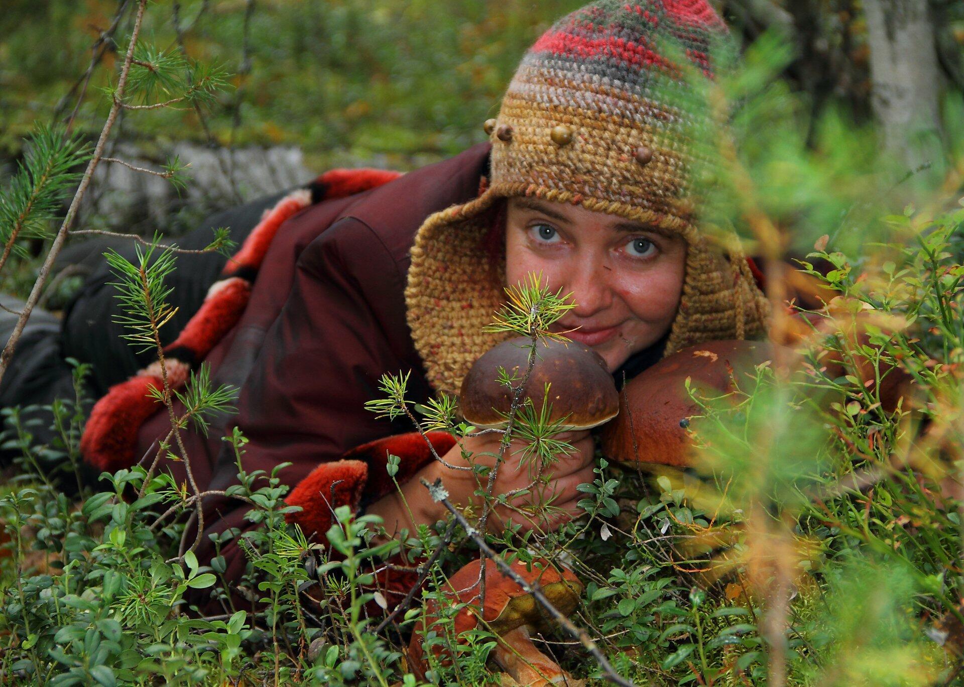 Девочка в лесу собирала грибы
