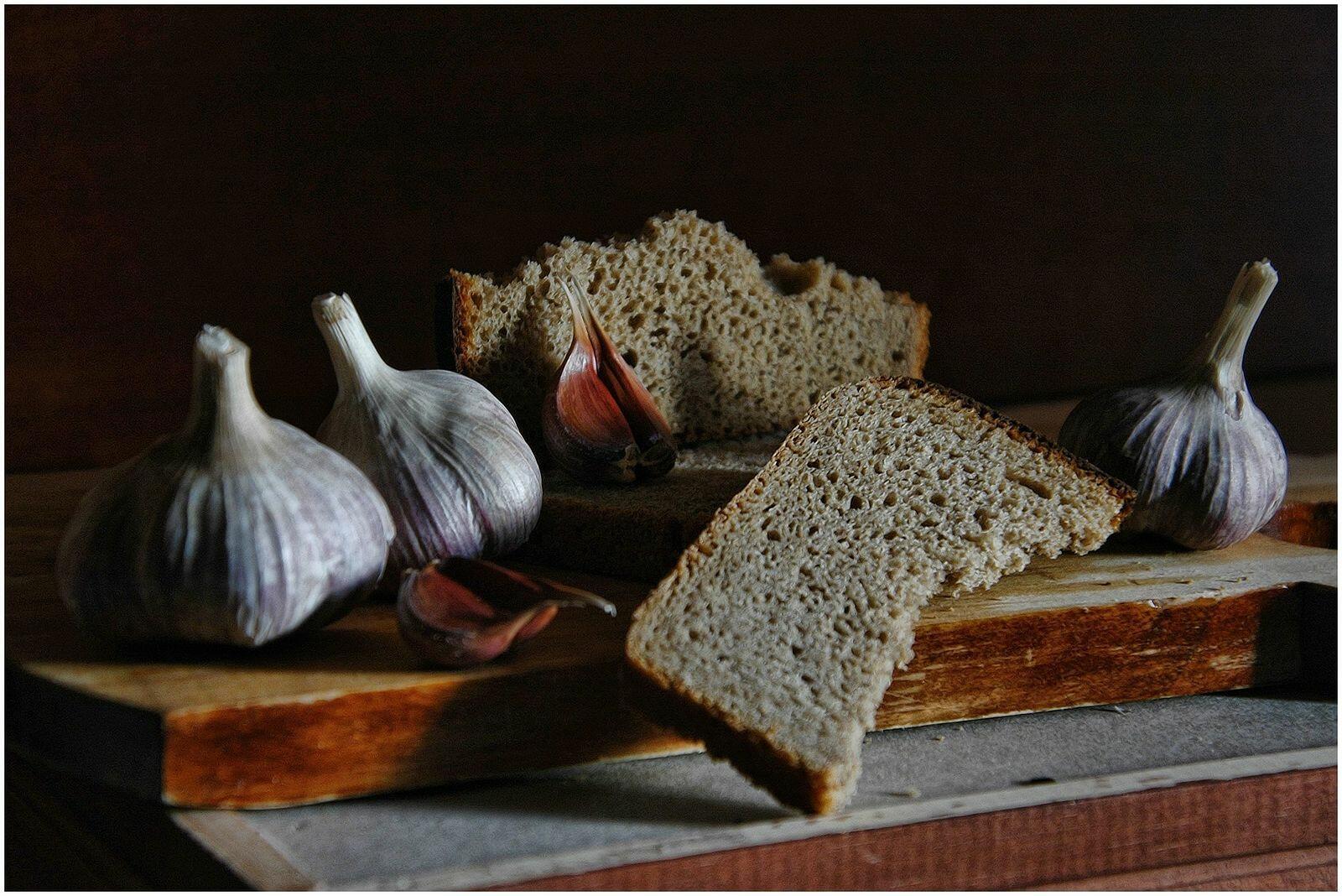 Щедро посыпана совершенно пусты ржаным хлебом. «Натюрморт с хлебом и ветчиной» Карло маджини. Хлебная композиция. Натюрморт с хлебом. Красивый хлеб.