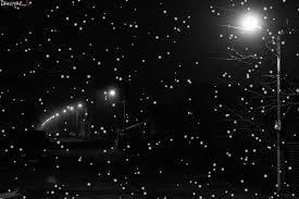 Меня снег обнимал за плечи