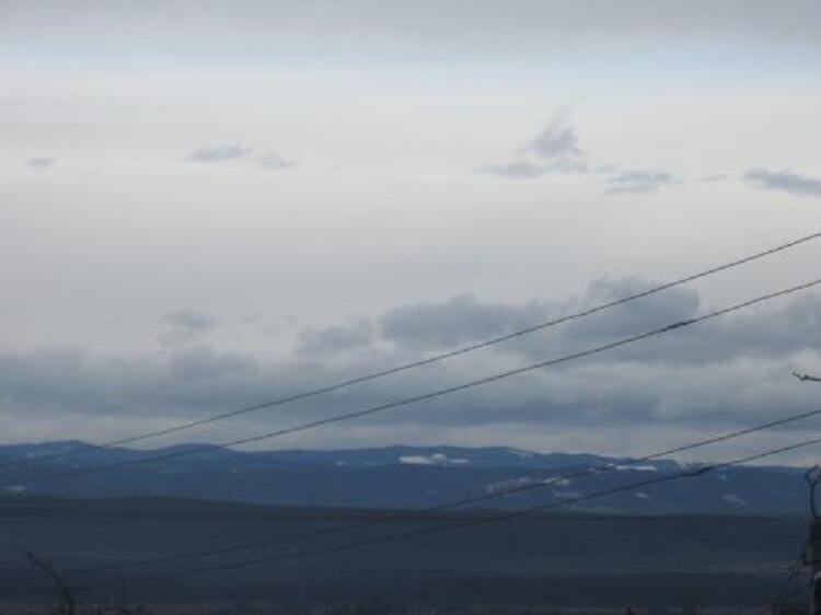 РАССЕЯЛИСЬ СЕРЫЕ ТУЧИ И В ЛАСКОВОМ ЛОНЕ...