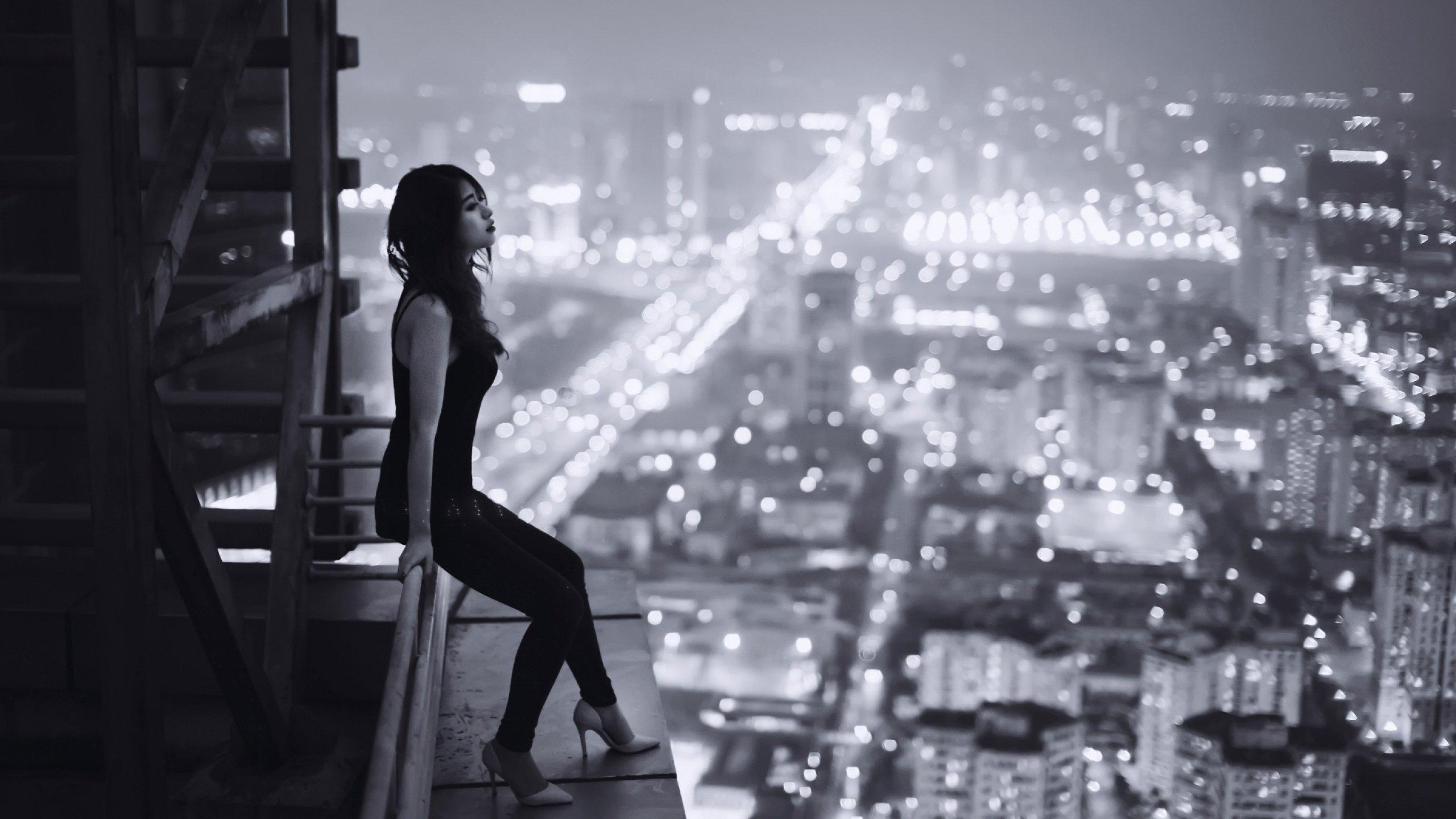 Сидит на огромном черном. Одинокая девушка. Одиночество девушка. Девушка и ночной город. Фотосессия на фоне ночного города.
