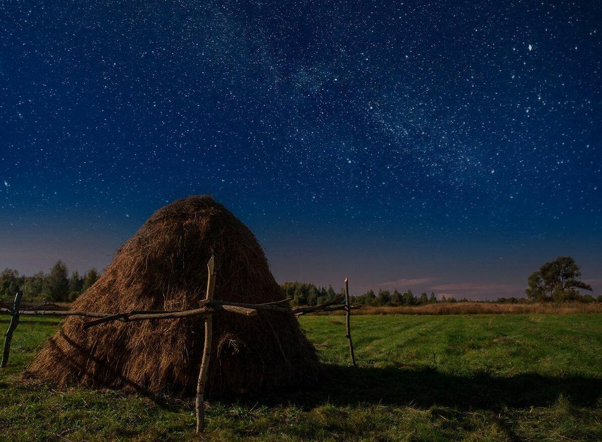 Вечереет, в бескрайнем небе...