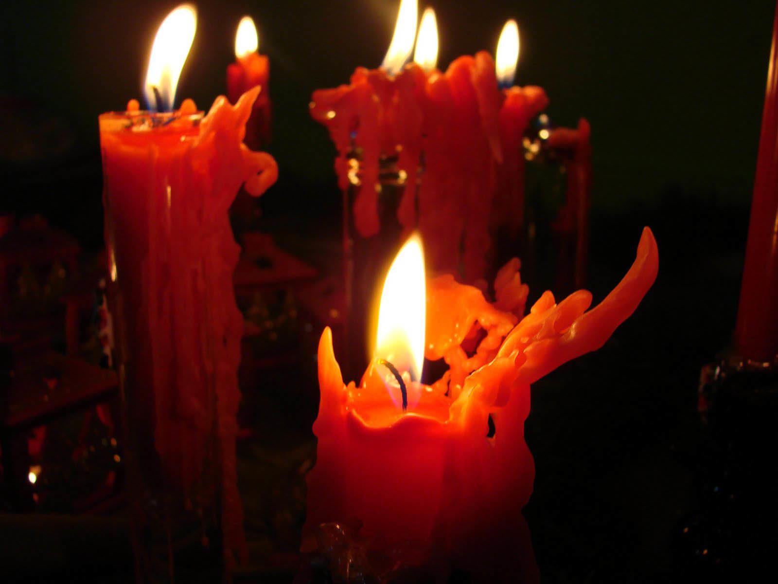 Свечи портят пост. Красные магические свечи. Ритуальные свечи. Ритуальные свечи красные. Горящие свечи.