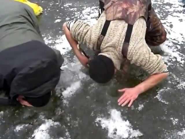 Закинув удочки в прорубки на реке