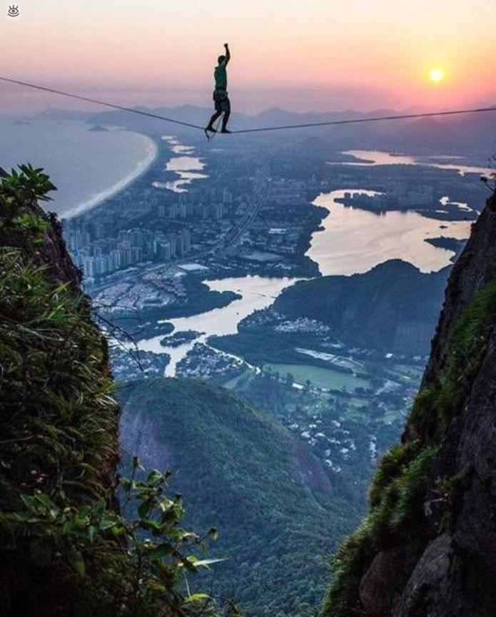 УМЧАТЬСЯ ВДАЛЬ, ГДЕ НЕБА ВЫСОТА