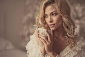 Заходит изредка она