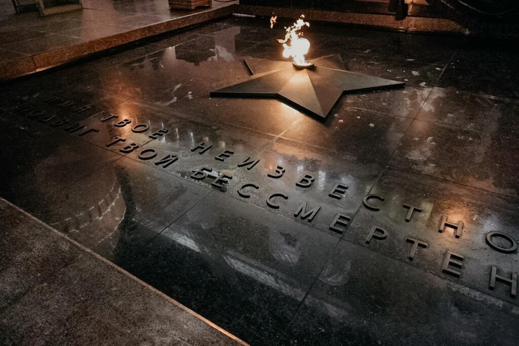 Снег уронили ели в канонаде - стихи. Виктор Федянин