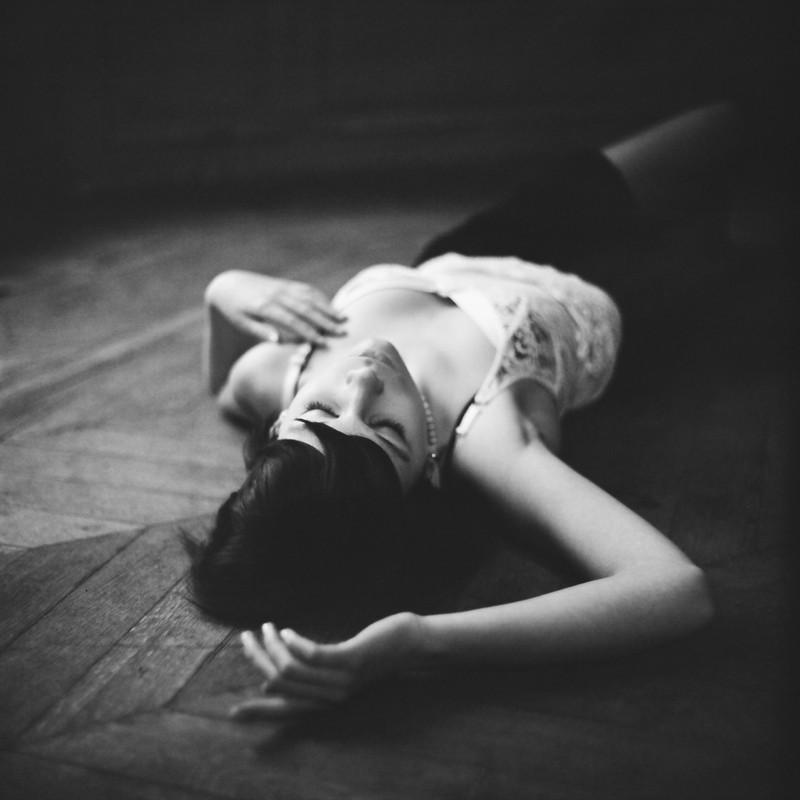 Сильно ее лежа. Девушка лежит. Девушка лежит на полу. Фотосессия лежа на полу.