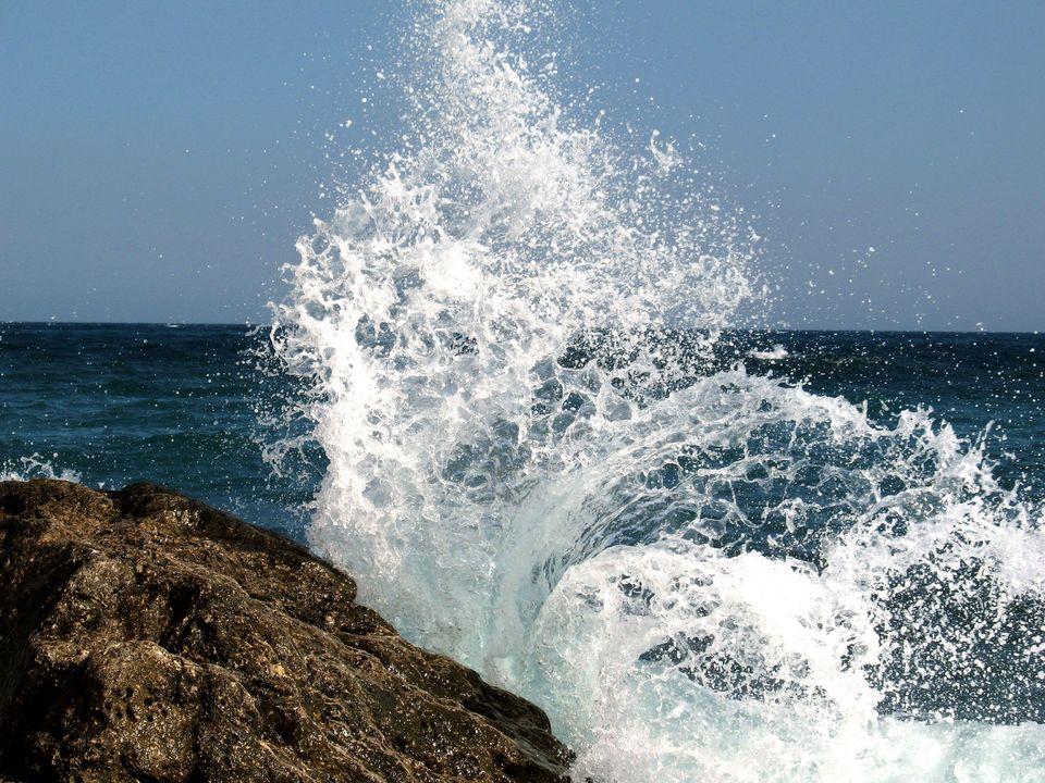 Шум воды становился. Море волны брызги. Плеск волн. Плеск моря. Волны плещутся.