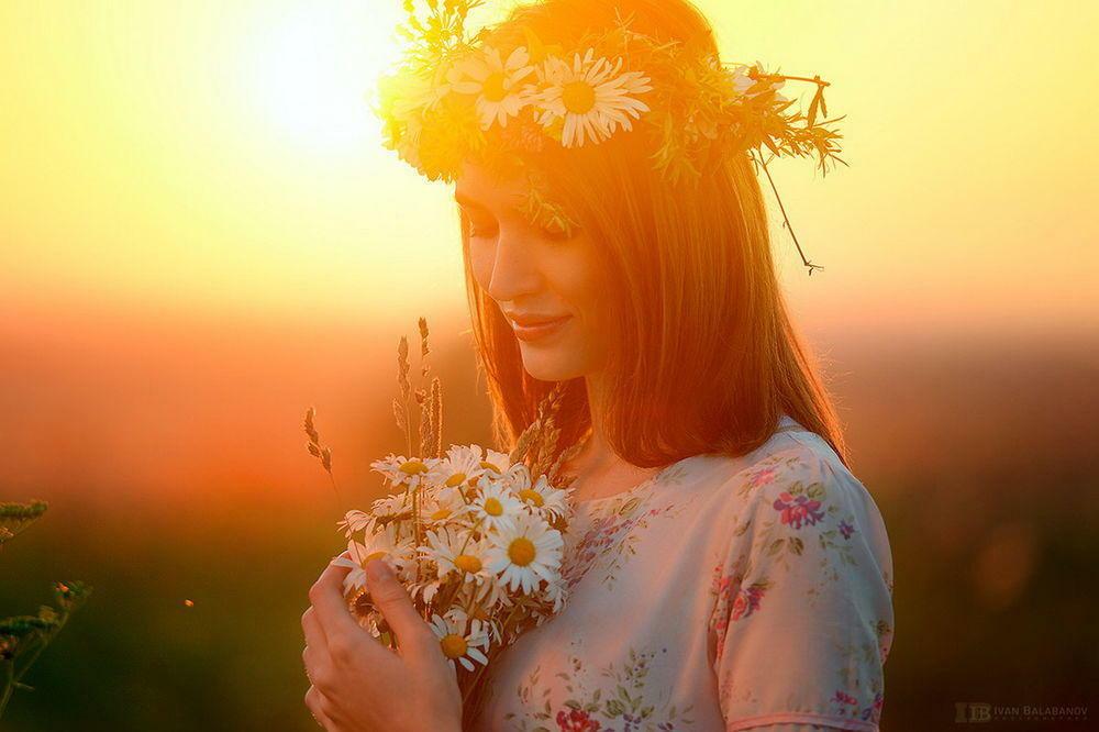 Свет души на лице. Девушка в венке из цветов. Девушка и солнце. Солнечная девушка. Девушка в венке в поле.