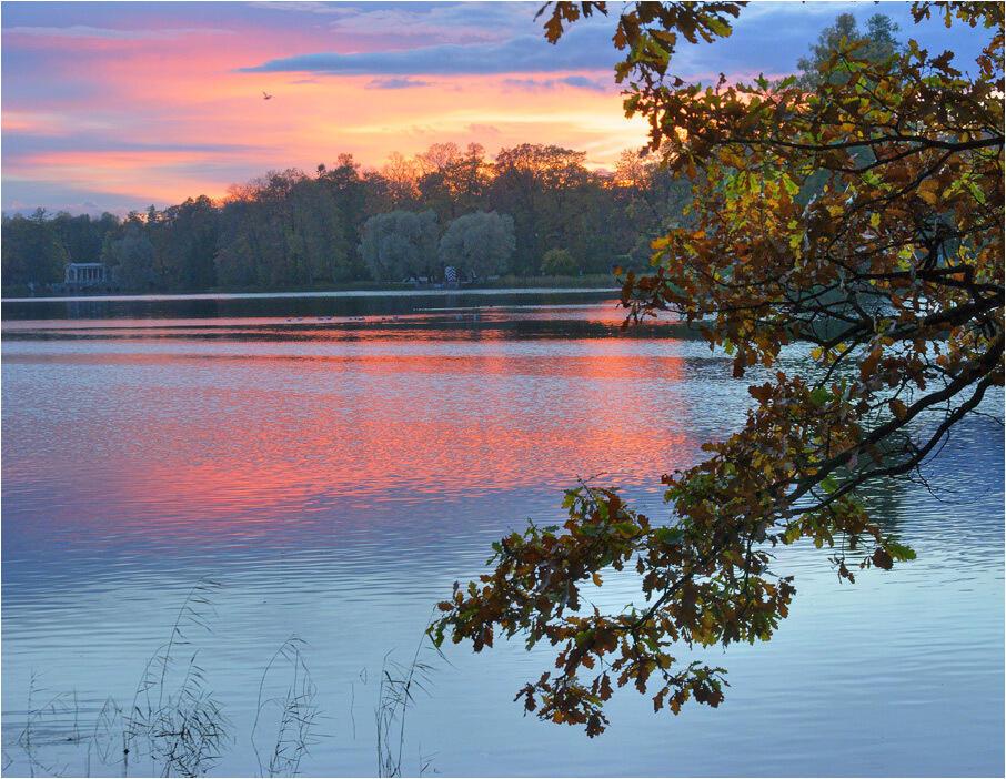 Алел багрянец над рекой...