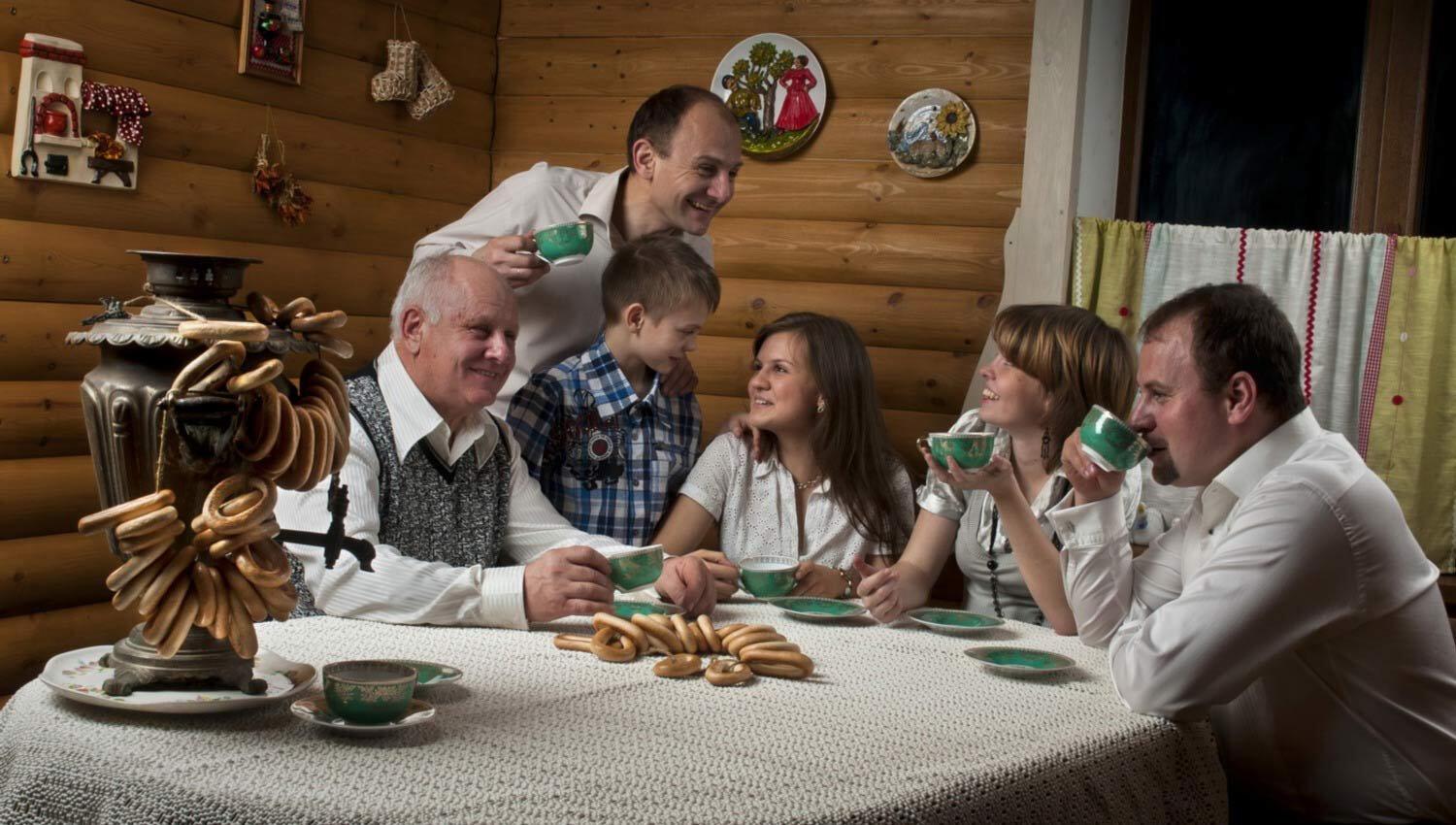 Семейный уклад жизни. Семейное чаепитие. Семья за столом. Фотосессия семейное чаепитие. Семейная традиция чаепитие.