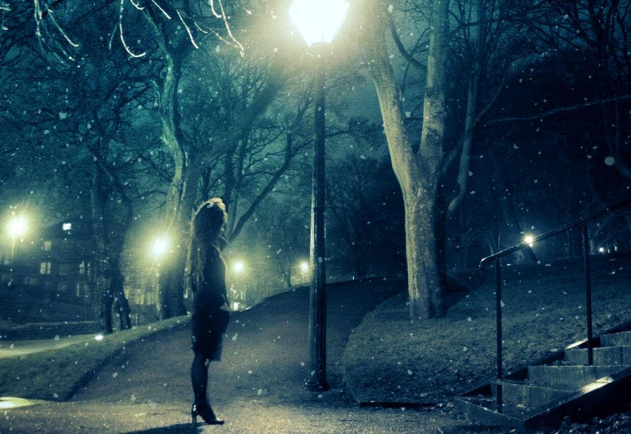 Песня видел а ночью в тишине. Под фонарем. Девушка под фонарем. Девушка зима ночь. Ночные фонари.