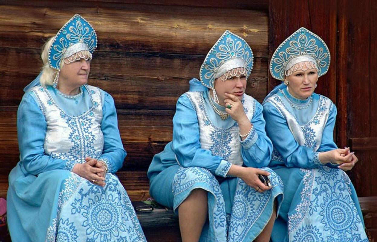 Тетка в кокошнике. Три девицы. Три девицы под окном. Три сестрицы. Девушка в кокошнике.