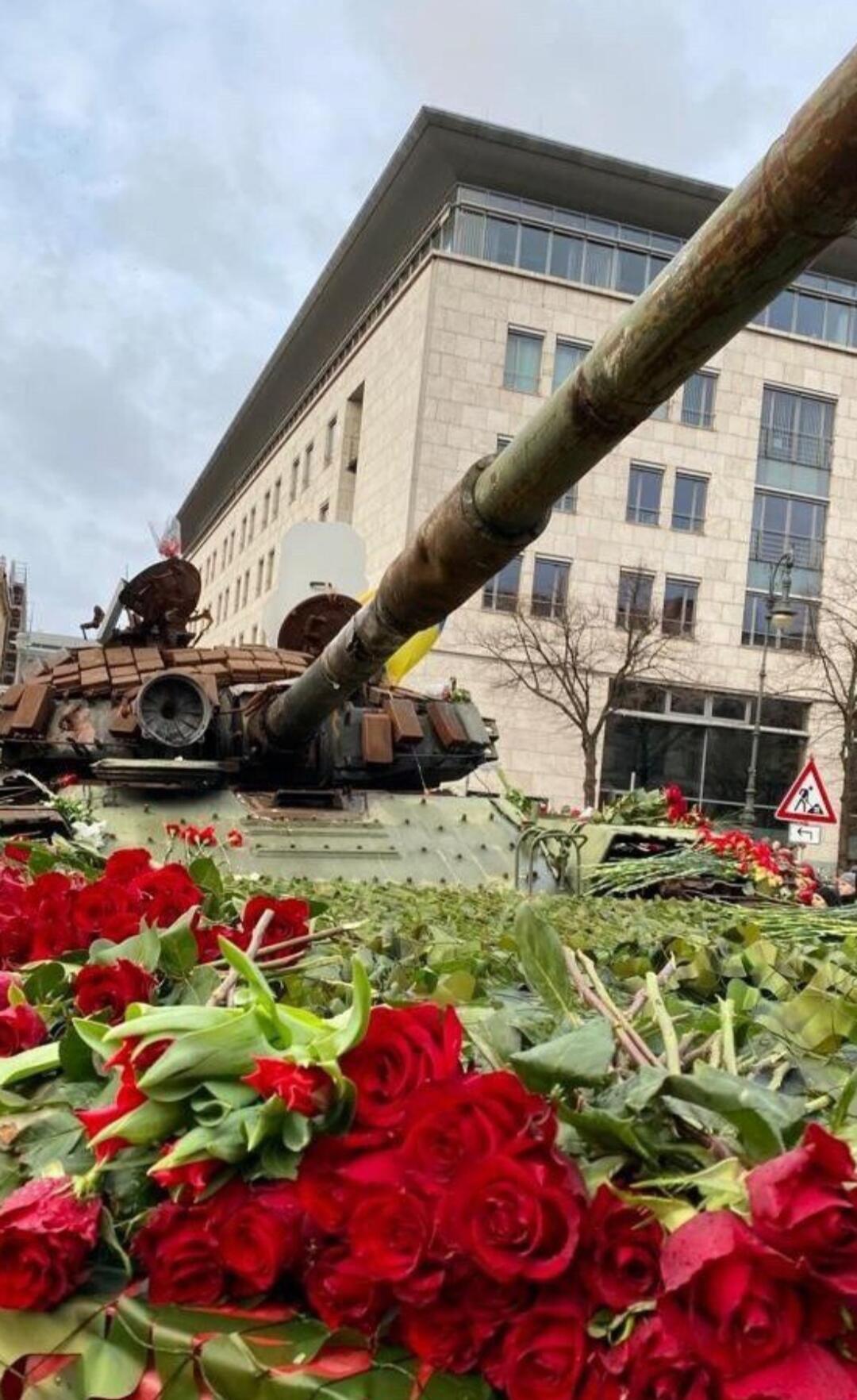 Подбитый русский танк в Берлине