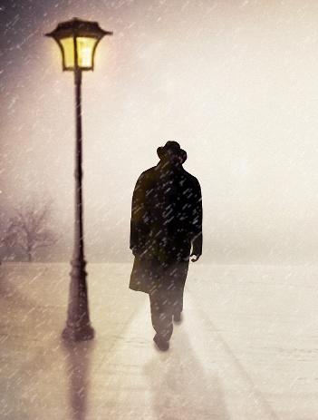 На улице фонарь мерцает тускло...