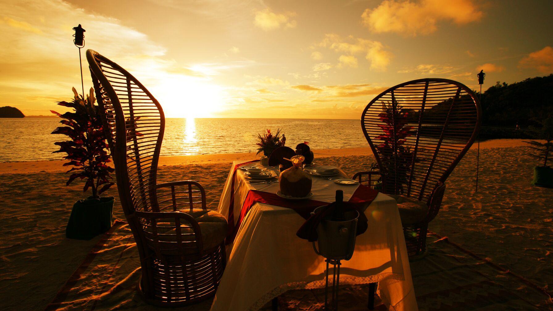 Шелком выцветшим ночи бессонной...