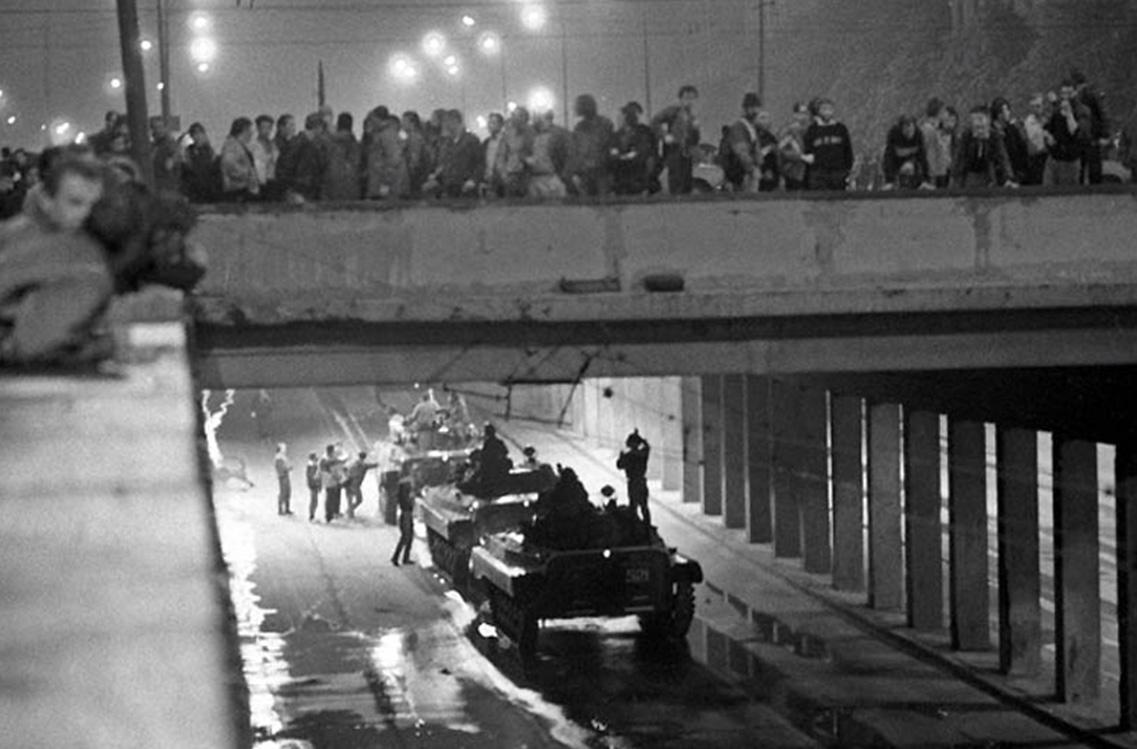 В живом кольце.