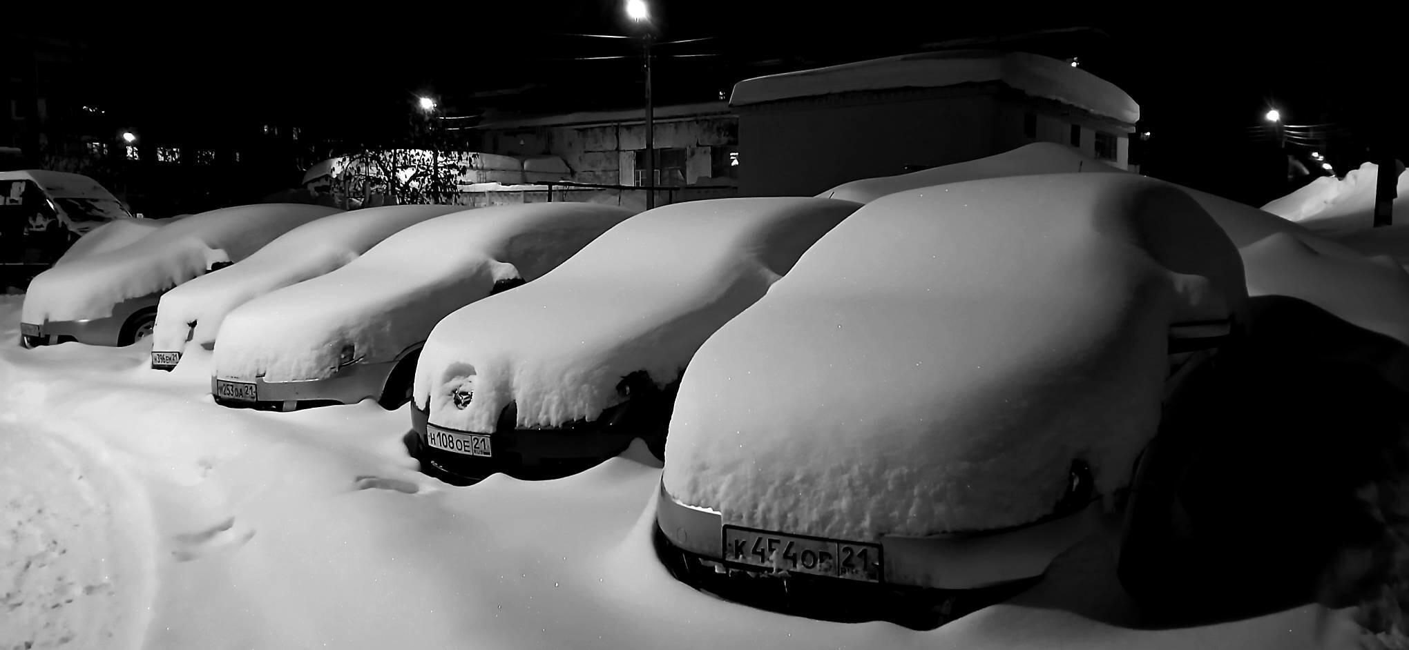 Спят под сугробами авто...