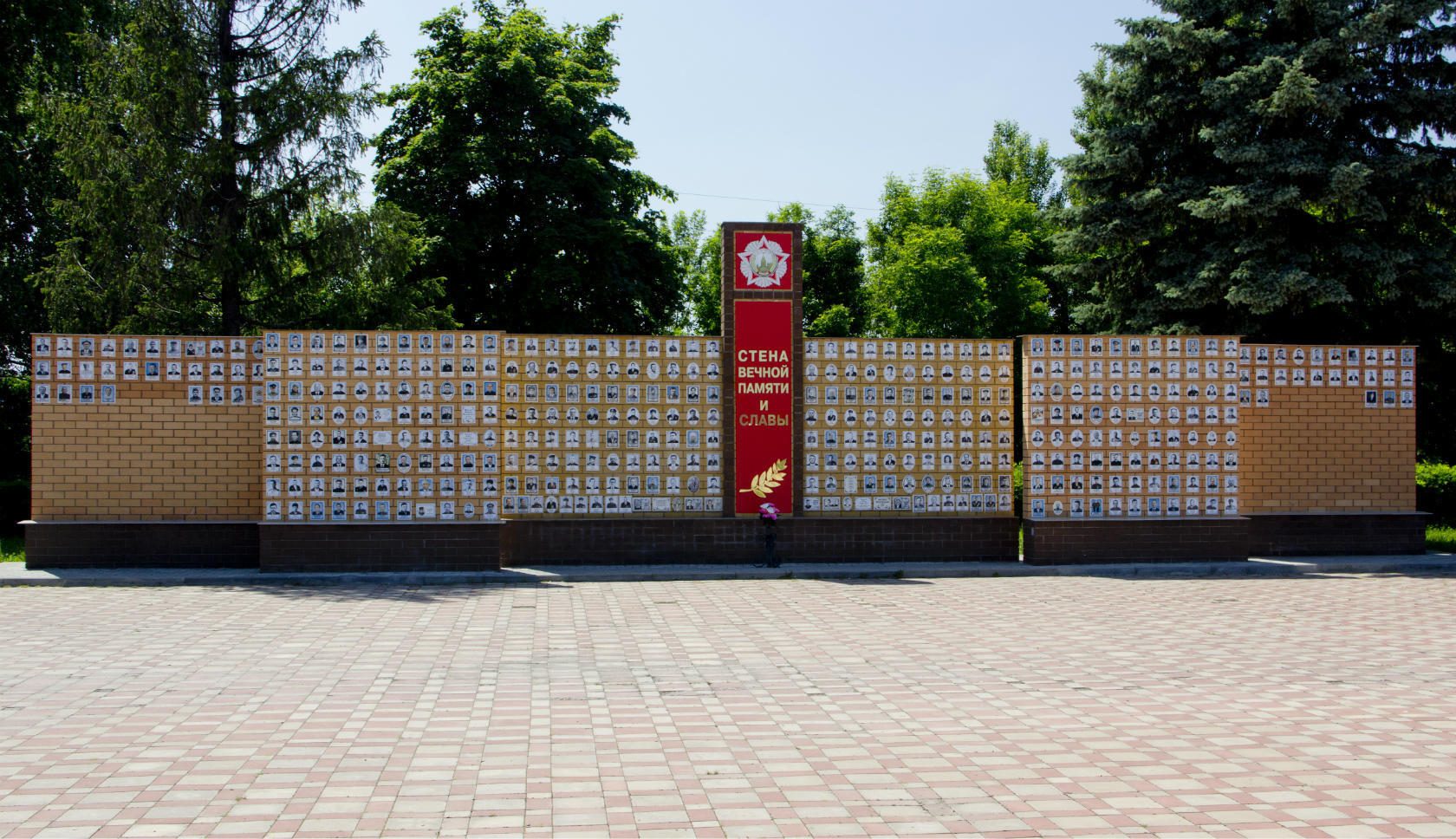 Стена памяти видео. Парк Победы стена памяти Ульяновск. Стена памяти Заголовок. Стена памяти с фотографиями. Стена памяти фон.