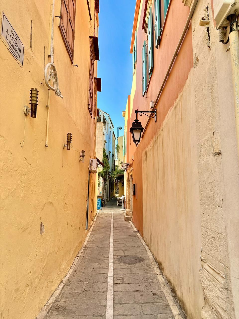 По лабиринтам улиц бродит Лето.