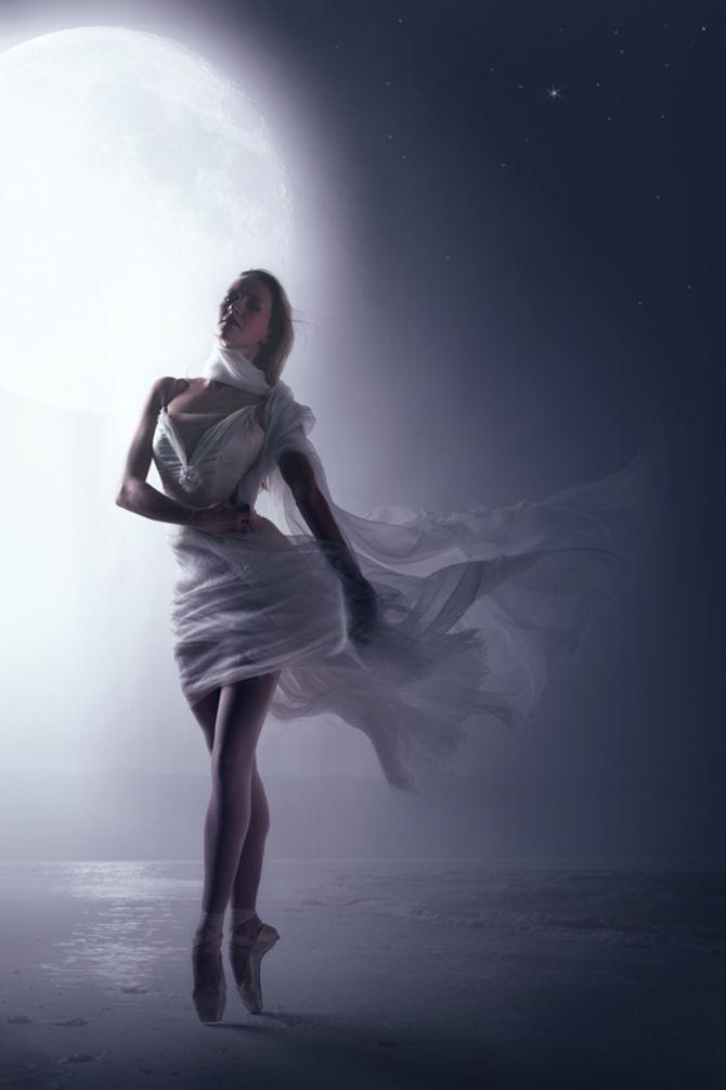 Она танцует в белом платье смотрит тайно. Девушка в белом платье танцует. Танцующая девушка. Девушка свет. Танец души.