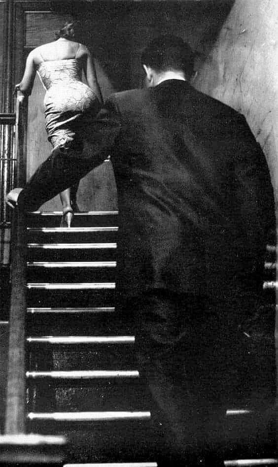 Повний місяць мчить на бі́лім «Мазераті»