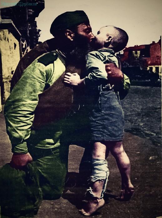 Сын пришел с войны. Солдат с ребенком. Солдат обнимает ребенка. Русский солдат с ребенком.