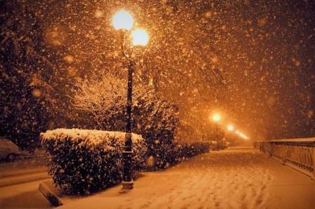 * * * ("Ночь... Струящийся снег за окном...")