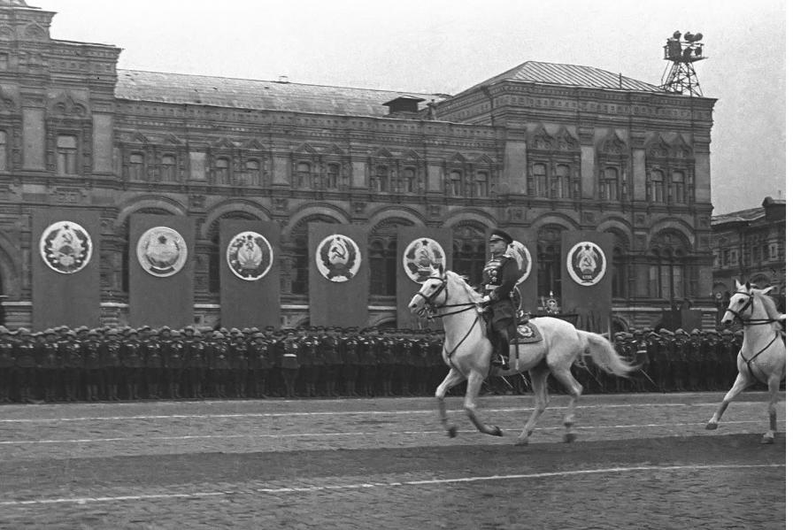 Жуков и рокоссовский на параде победы 1945 фото