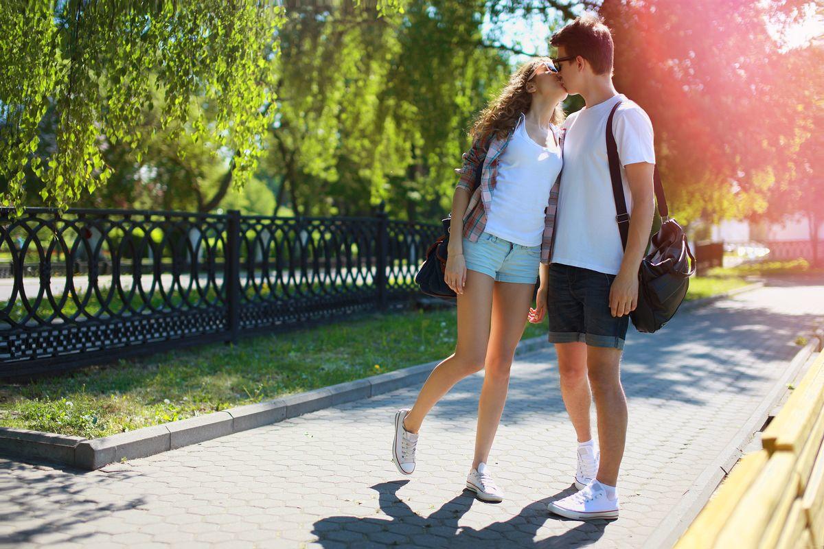 Парень и девушка гуляют в парке