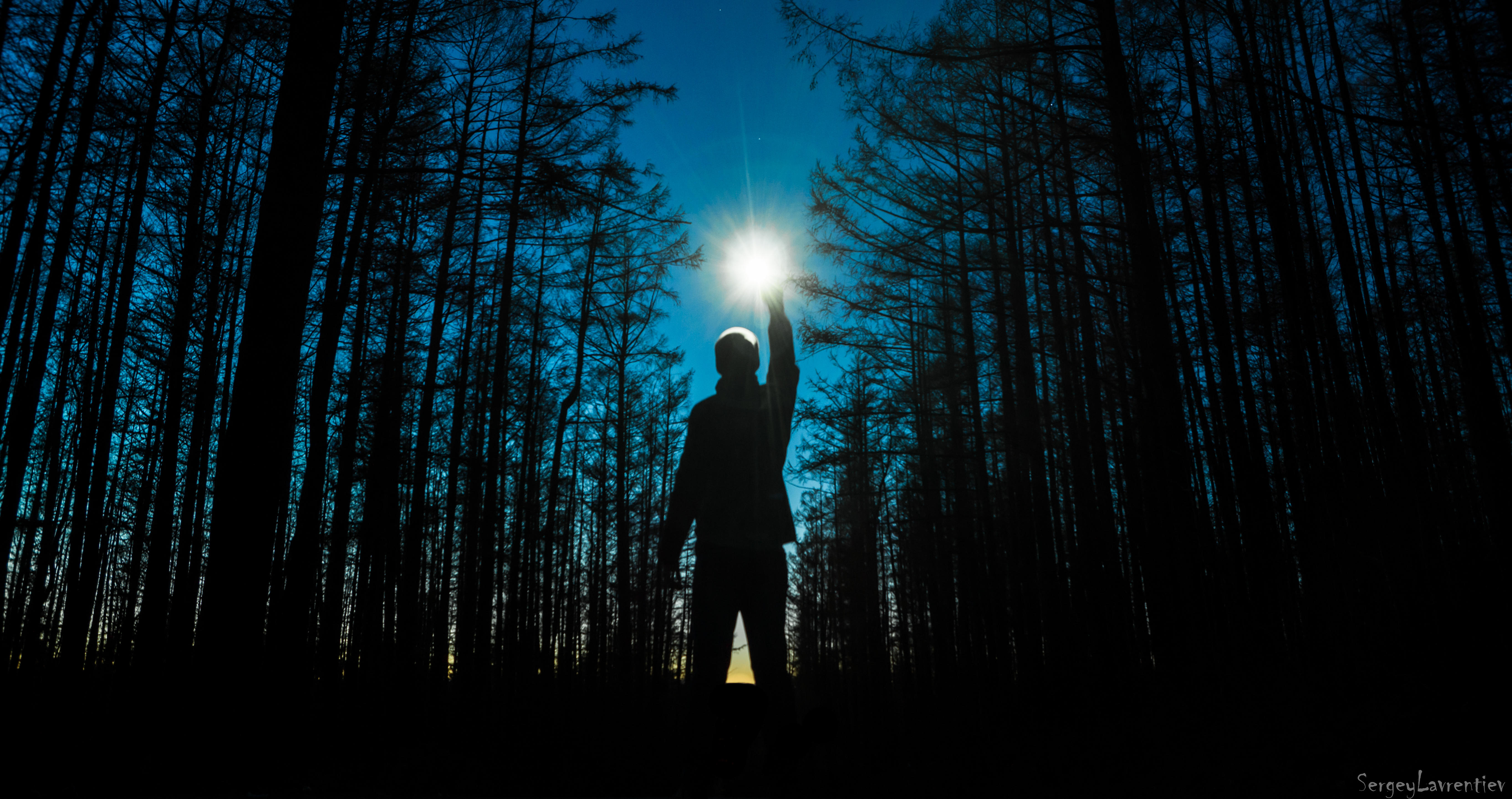 Совесть ночью. Человек в ночном лесу. Человек с фонарем в лесу. Человек в лесу ночью. «Ночь в лесу».
