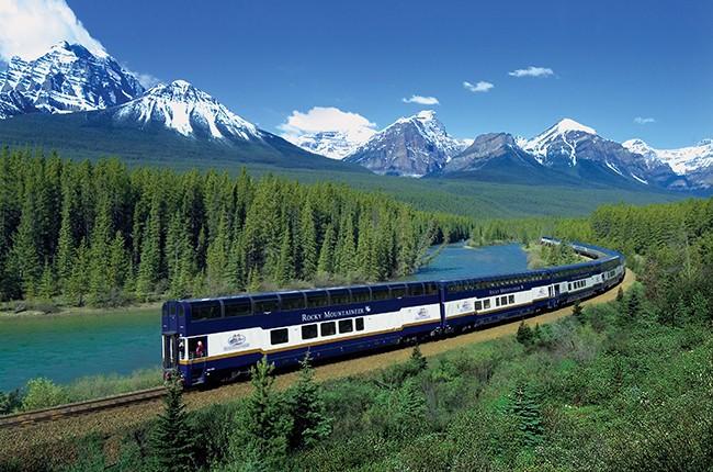 Поезд мчит, мчит над горой