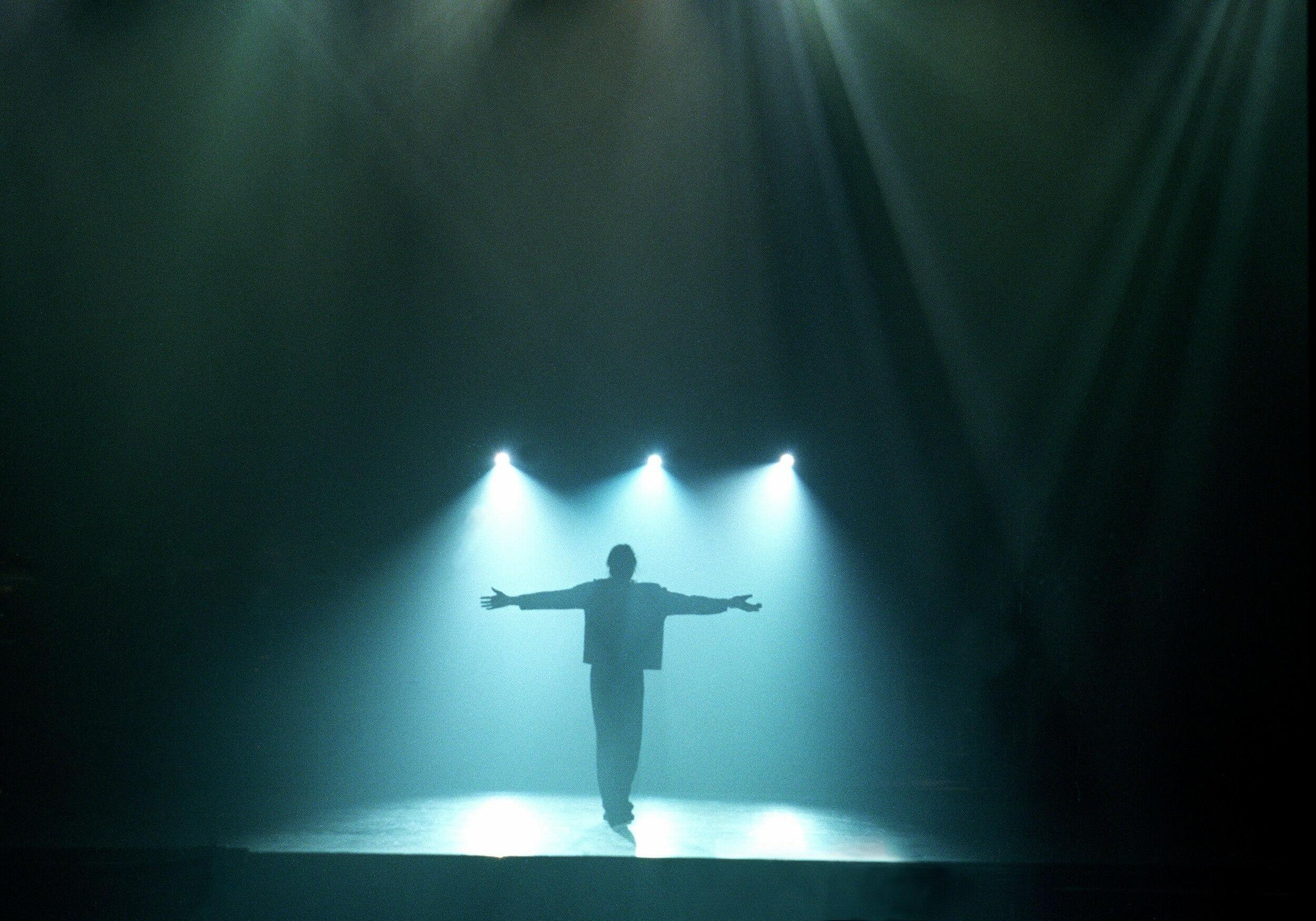 Майкл Джексон в свете прожектора