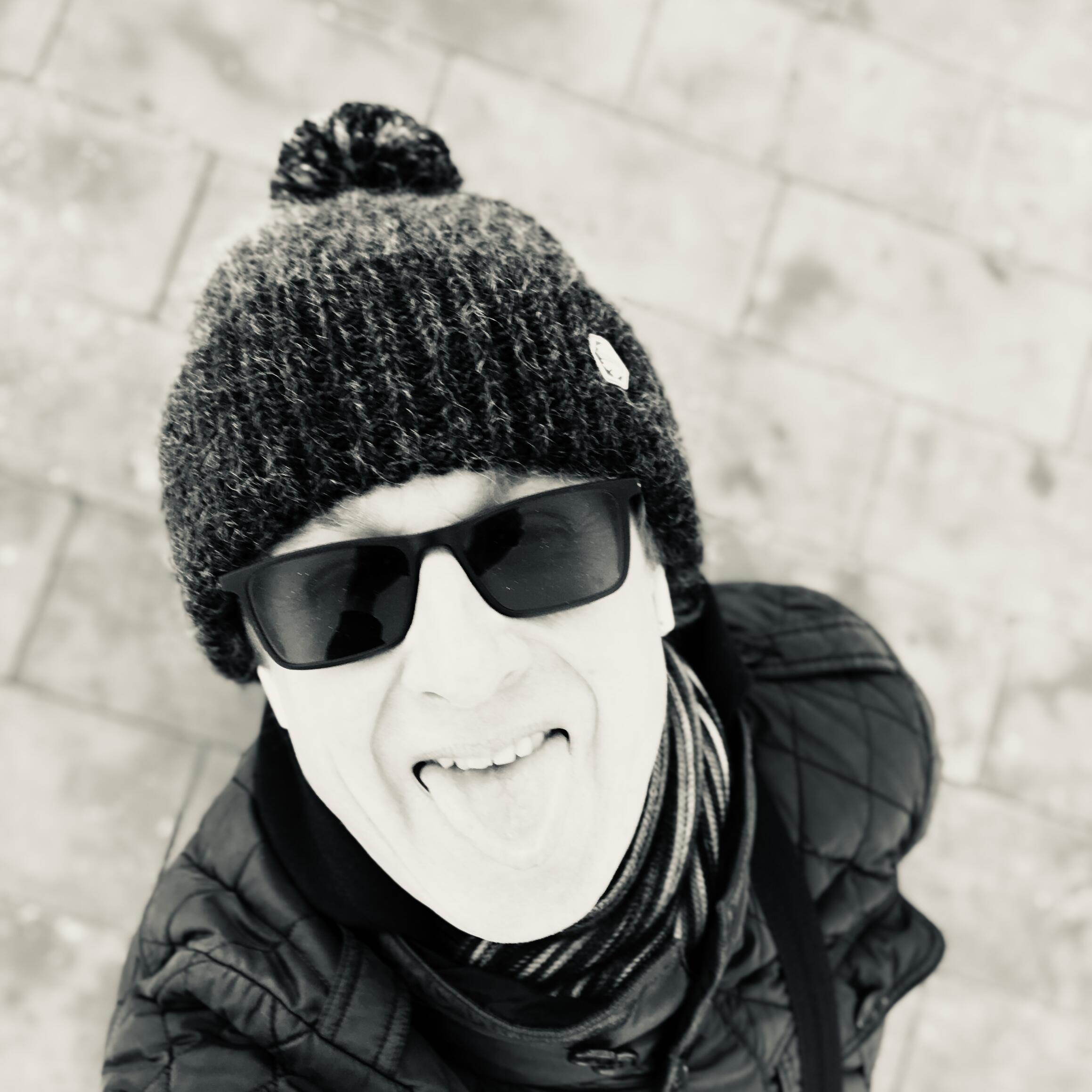 Олег случайно защемил..