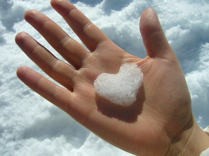 Моя любимая тает. Снег в ладошках. Снежинка на руке. Сердце из снега в ладонях. Снежок в руке.
