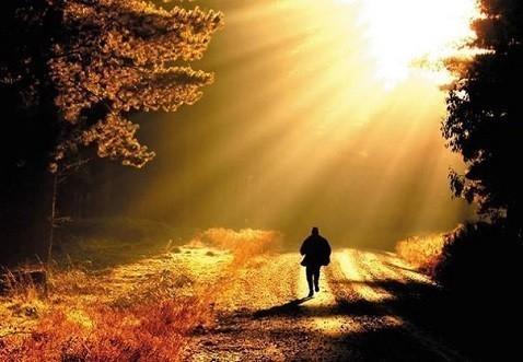 Идти по жизни.