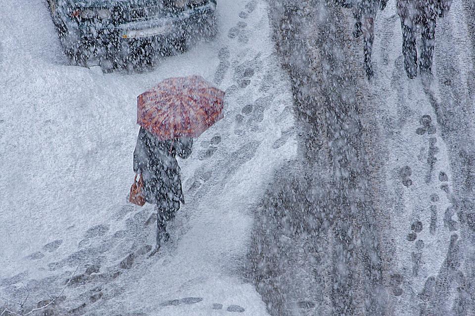 Человек на снегу картина