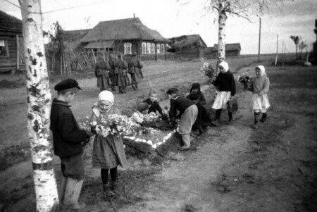 ДЕТИ  ВОЙНЫ  ( из  старого  альбома )