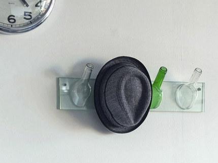 Шляпу - на вешалку