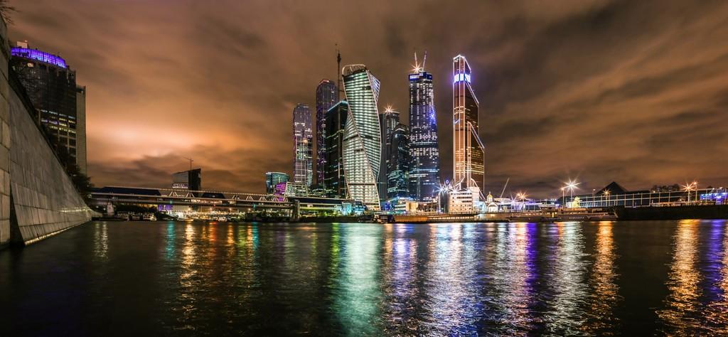 Мой город плюётся в меня чёрным смогом...