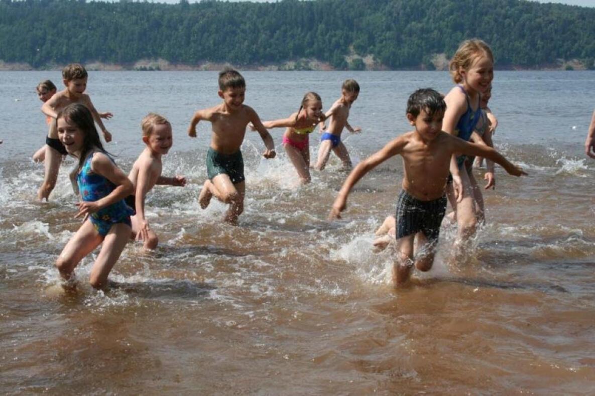 В лагере можно купаться. Река для детей. Лето дети купаются в реке. Дети на озере. Летом дети купаются в речке.