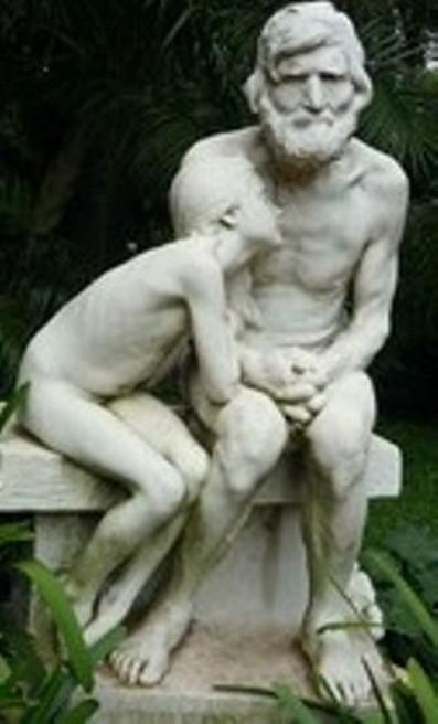 Старик затих, в воде…  качаясь…