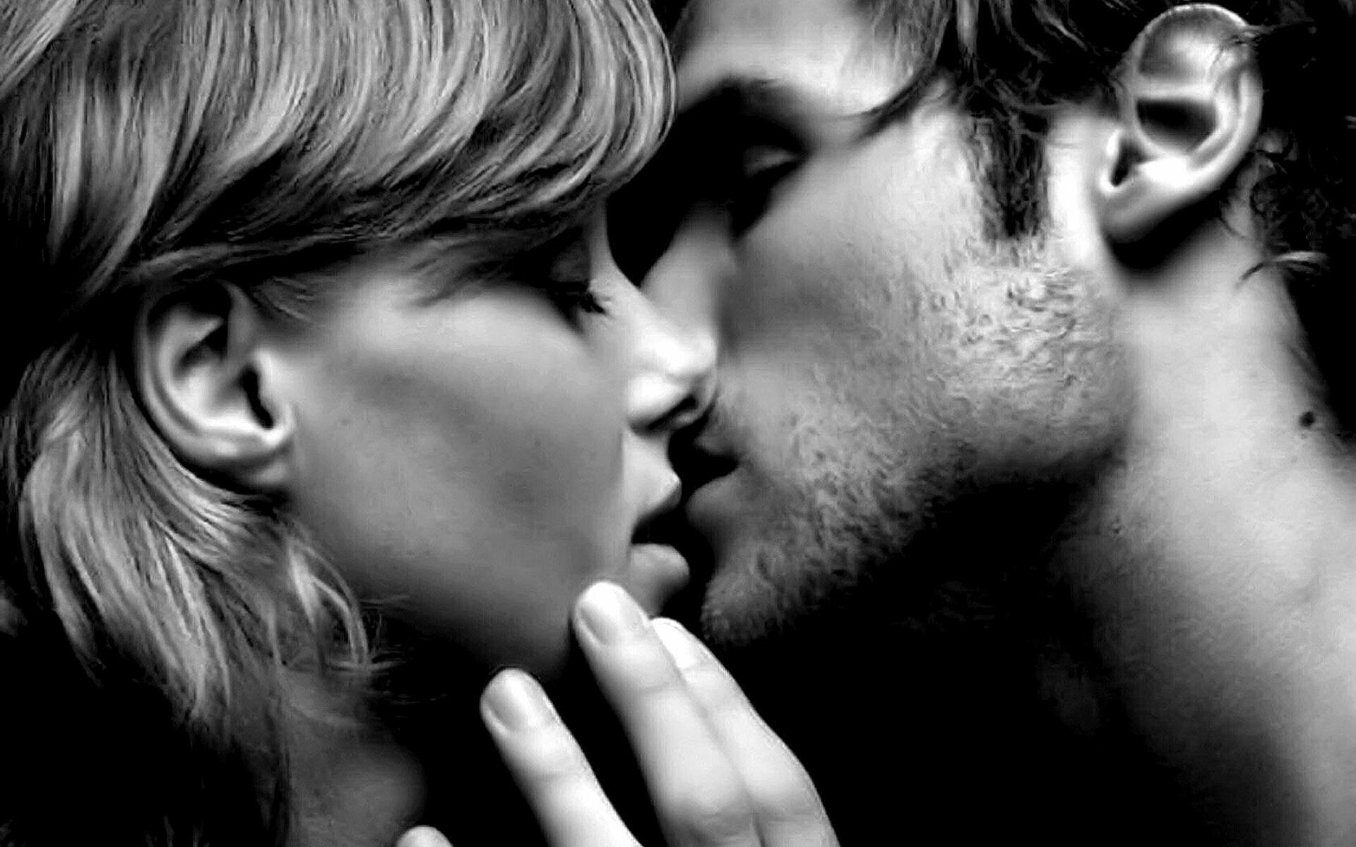 Страстные взрослые мужчины. Красивый поцелуй. Нежный поцелуй. Страстный поцелуй. Поцелуй страсть.