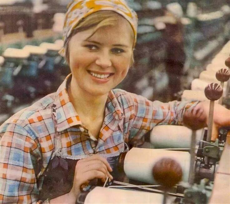 ПЕСНЯ  "СТОЮ НА ПОЛУСТАНОЧКЕ"  (исполняет Фотина)