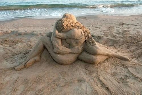 Они лежали на песке...