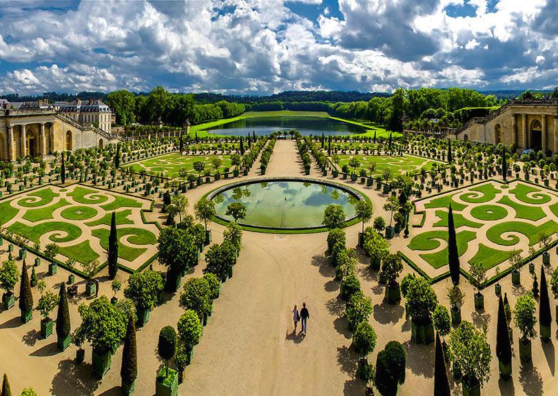 Ветер гоняет листву по земле